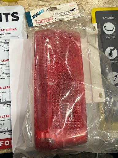 WESBAR RV WRAP-AROUND TAIL LIGHT W/ LICENSE ILLUMINATOR - DRIVER SIDE